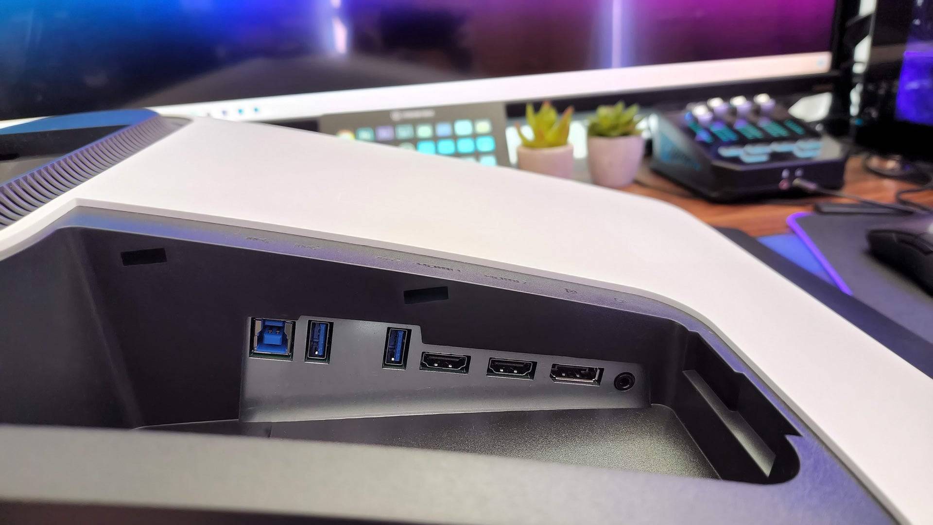 Alienware AW3423DW Gallery