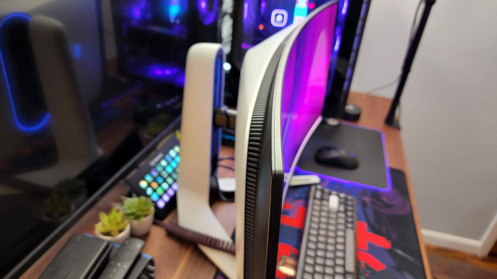 Alienware AW3423DW Gallery